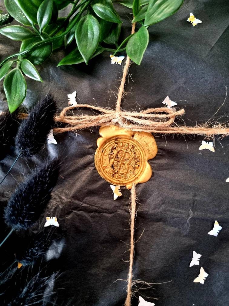 Mystery art bundle box, secret lucky dip bag. Eco-friendly original artwork . Keychain. Bookmarks. Postcards. Artprints signed by artist.